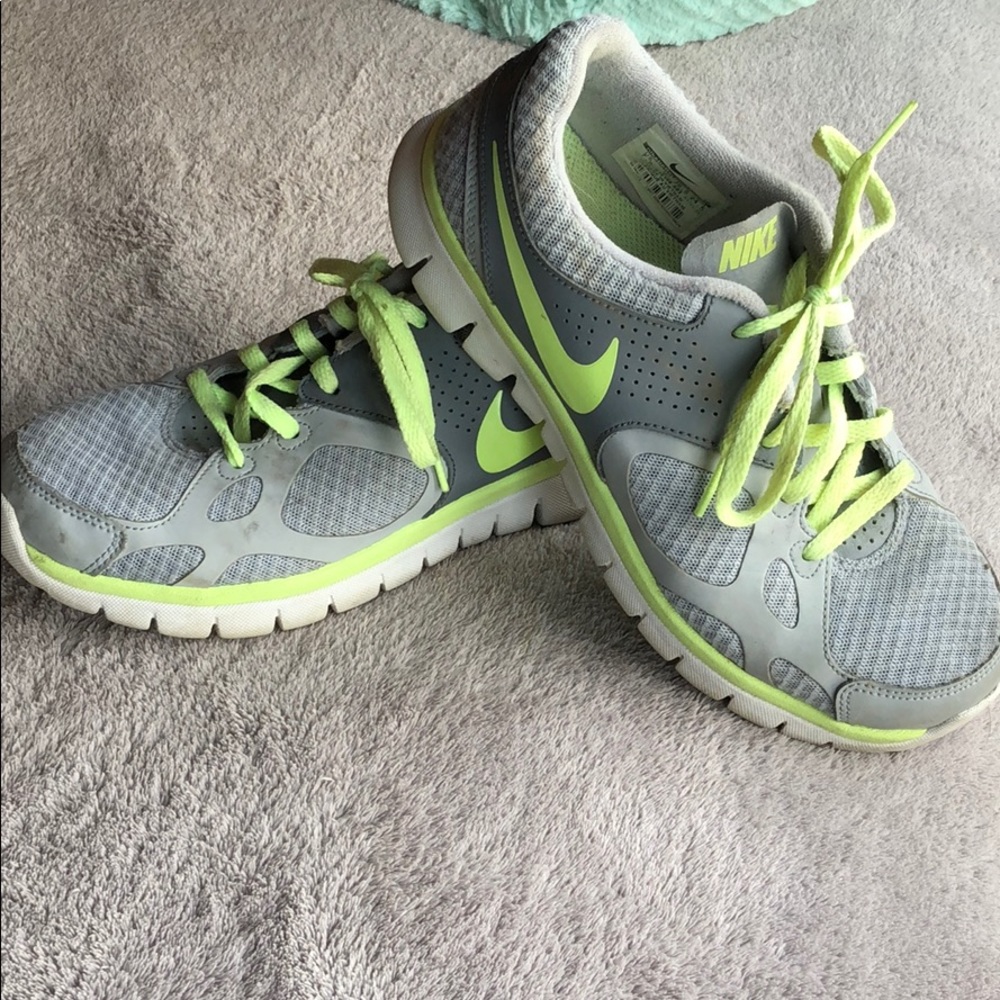 Women’s Nike shoes (size 7.5)